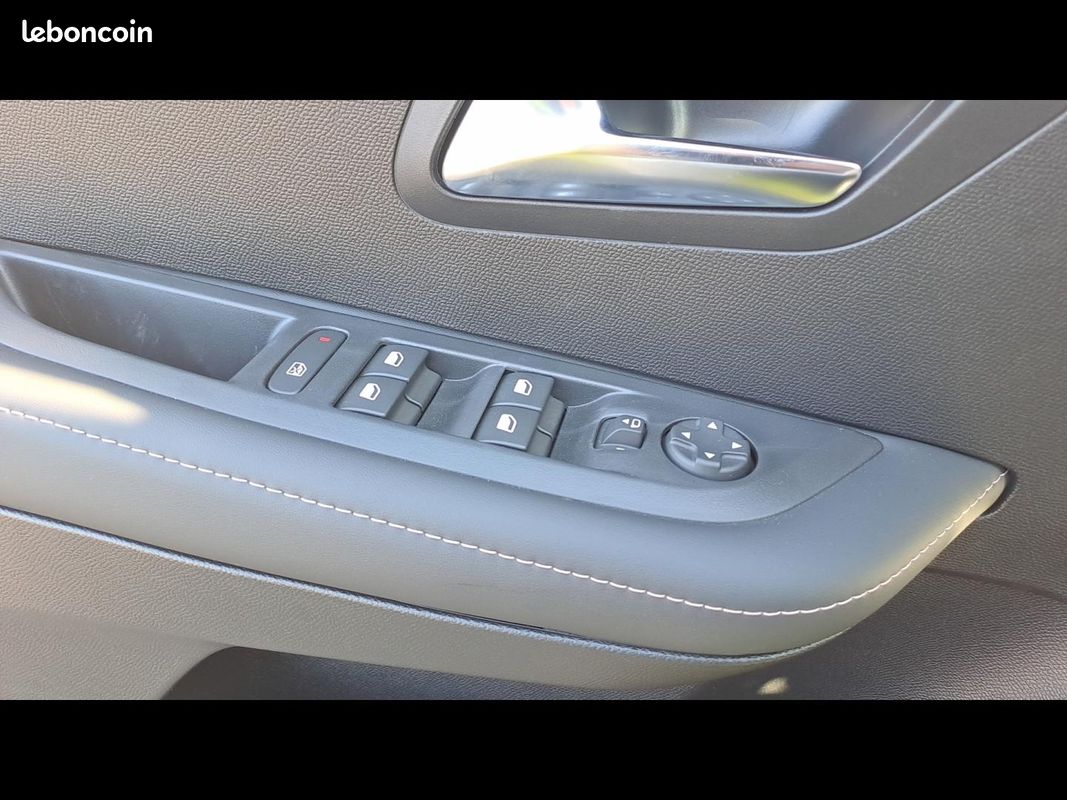 Peugeot 208 1.2 Hybrid 110ch Allure e-DCS6 (image 18)