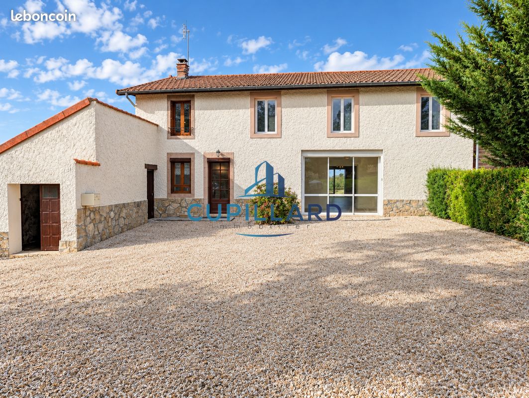 Maison 5 pièces 210 m² · à Saint-Martin-d'Estréaux · 210 m² · 250 000 €