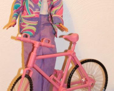 Barbie Kit De Poupée Et Vélo – Poupée Barbie Avec Vélo, Genoux Pliables, Accessoires – Couleurs Variées, Jouet Dès 3 Ans