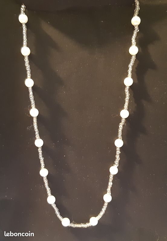 Collier en fausses perles de cultures blanches séparées par des petites perles argentées (image 2)