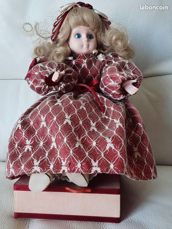 A vendre poupée porcelaine animée et musicale Canton Vaud