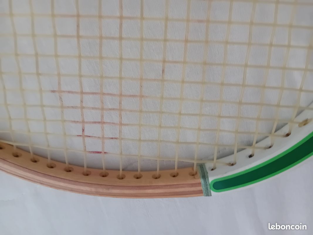 Raquette de Tennis - Modèle ,, DUNLOP CLUB " - Modèle mythique ( 1970 - 1980) - Cordage et Grip d'origine - Très bon état / Design distinctif : blanc et vert / Dimensions : 69 x 23 cm (image 4)