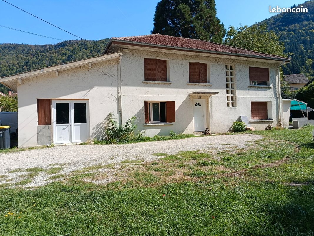 Maison 8 pièces 200 m² · à Les Neyrolles · 200 m² · 230 000 €