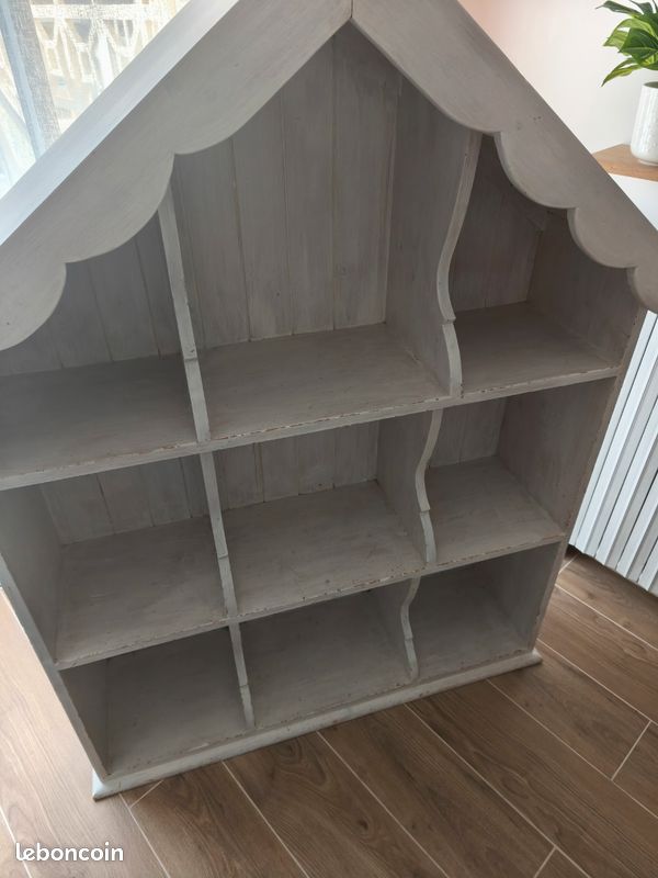 Bibliothèque enfant interiors
En bois massif
En forme de petite maison
Largeur 106 cm
Avec corniche 145,5 cm
Profondeur 30 cm
Avec corniche 33,5 cm
Hauteur 145 cm (image 2)