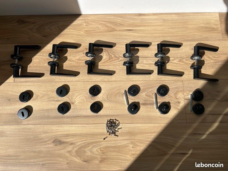 Vous cherchez des poignées de porte noires sur une rosace carrée