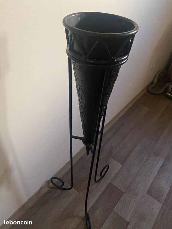 Pot décoratif en fer forgé (image 2)
