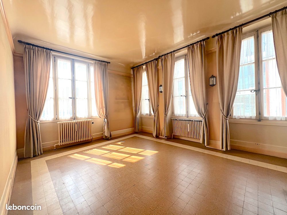 Maison 14 pièces 356 m² · à L'Aigle · 356 m² · 402 000 €