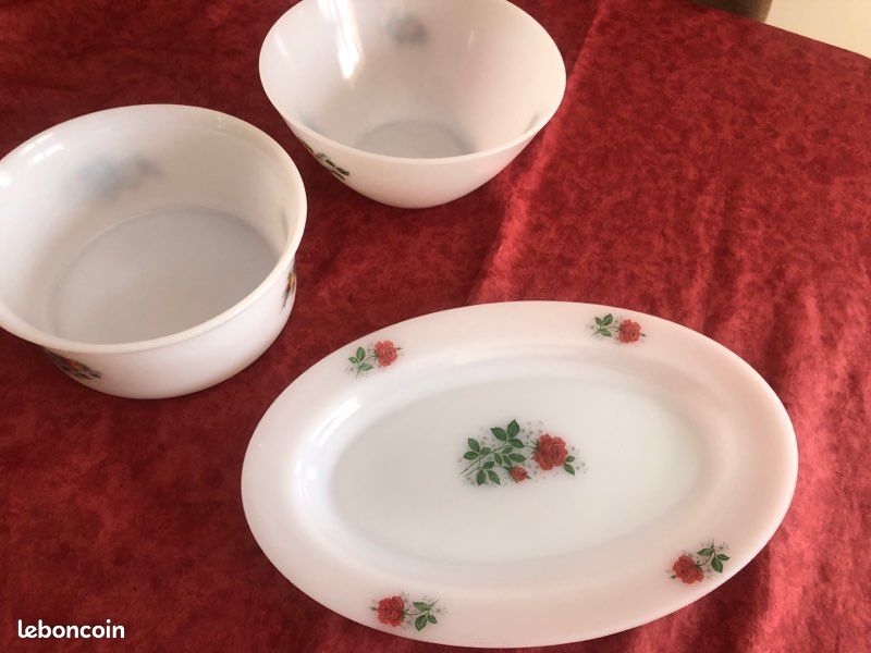 Grand Plat De Service Ovale Arcopal Vintage – Motifs Roses Rouges – Made In France