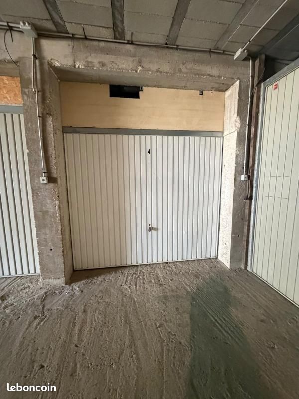 Parking 37 m² · à Villecresnes · 37 m² · 250 €/mois