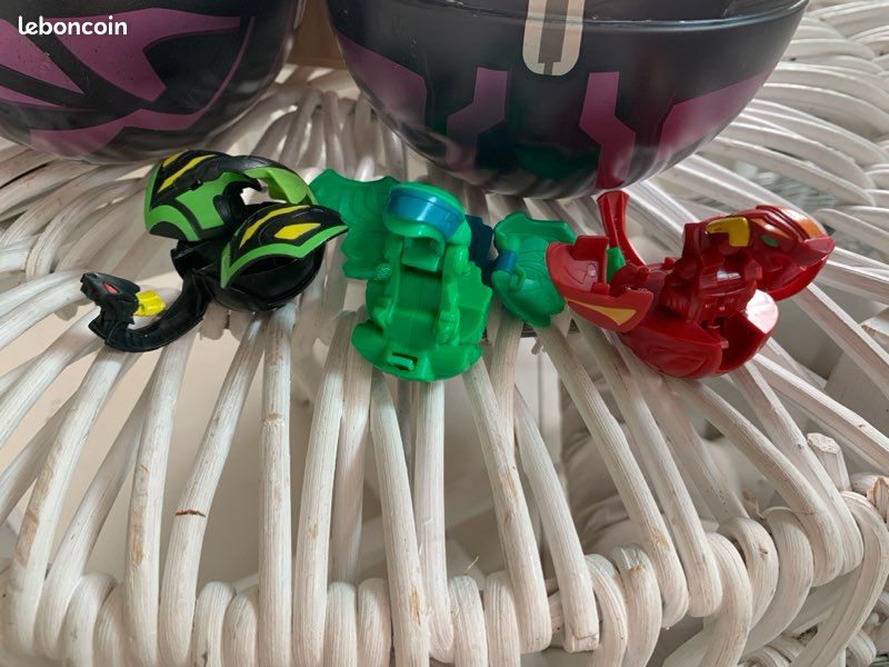 Grand lot Bakugan boules de différentes tailles cartes et boules xl de rangement (image 1)