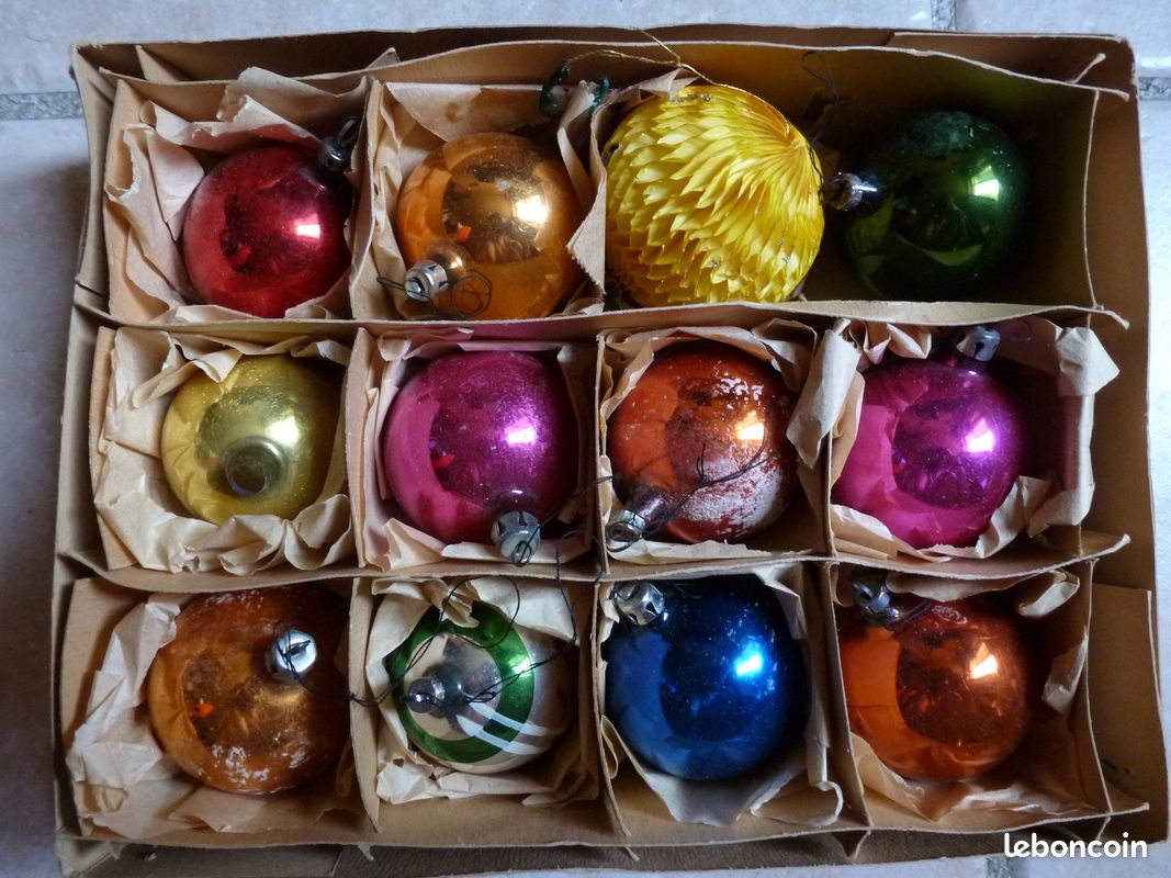 Boîte de boules de Noël anciennes