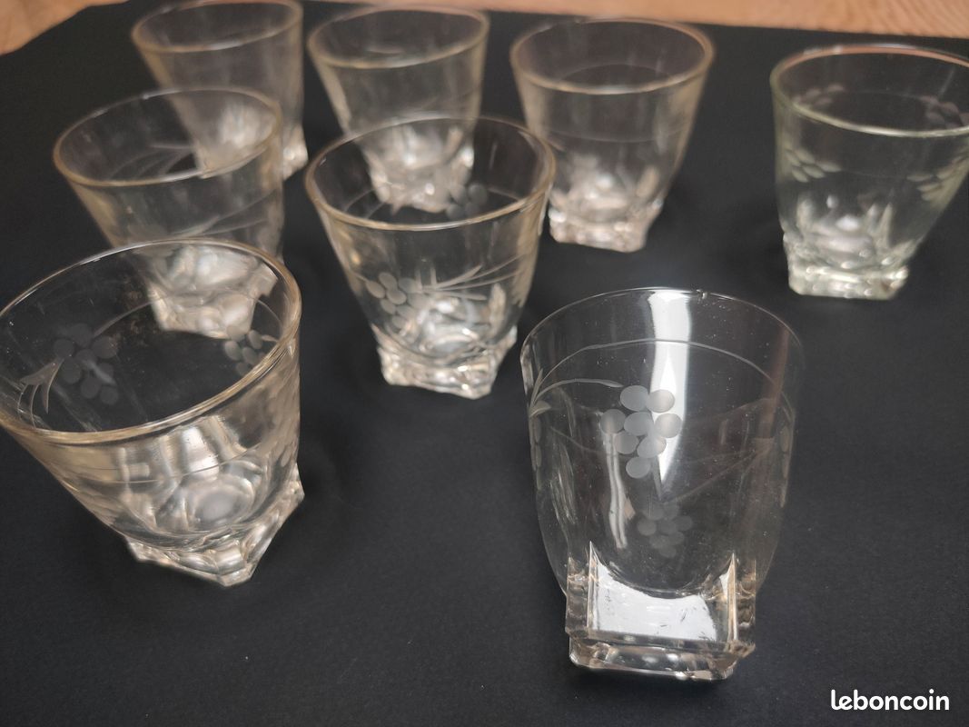 8 anciens verres à liqueur (image 1)