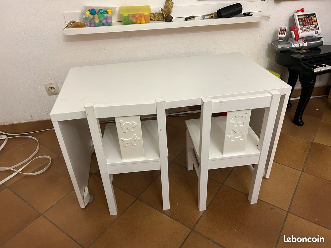 Petit bureau d’enfant et chaises (image 1)