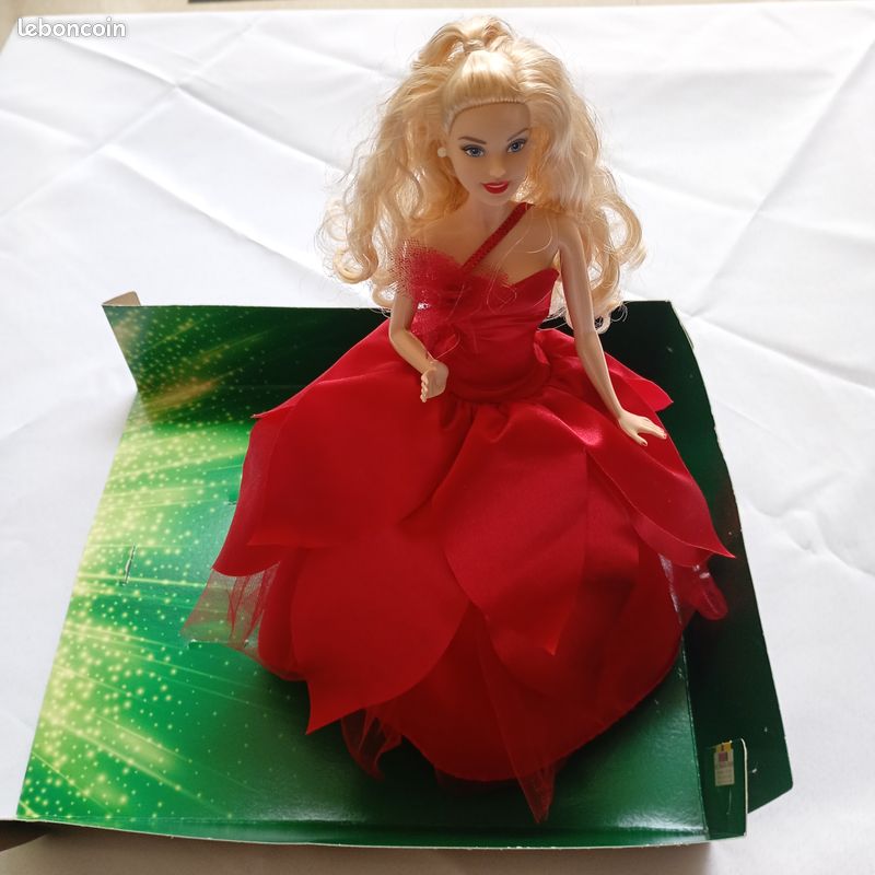 Poupée Barbie signature des fêtes 2022 (image 4)