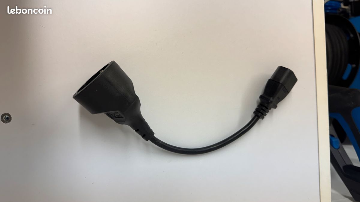 Câble d'alimentation avec connecteur mâle IEC C14 et connecteur femelle CEE7 (image 1)