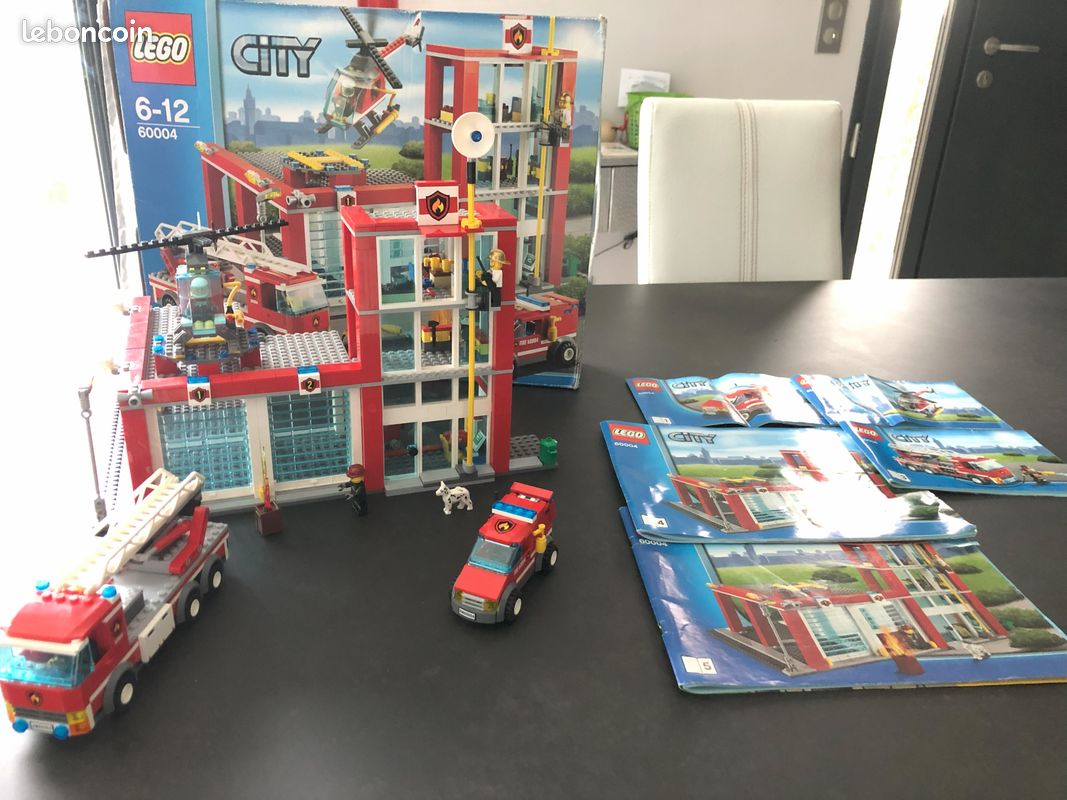 LEGO City - La caserne des pompiers (60004) (image 1)