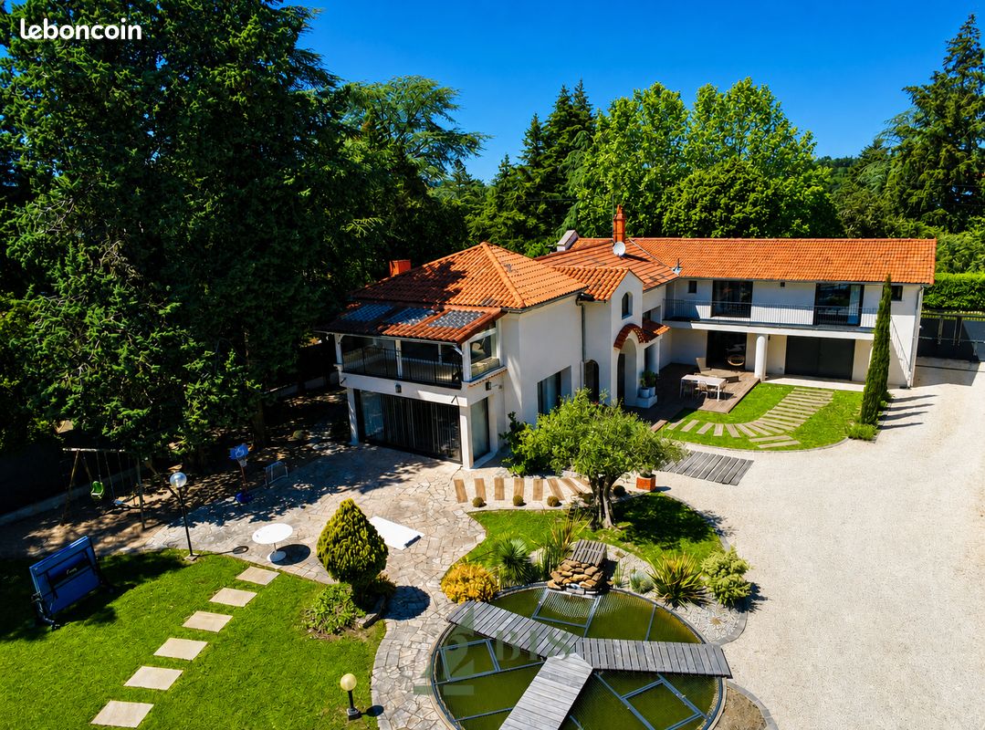 Maison 7 pièces 270 m² · à Riorges · 270 m² · 560 000 €