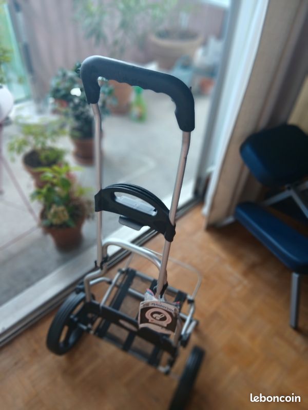 Chariot de transport léger, pratique, maniable pour table ou chaise de massage.
Matériel neuf, jamais utilisé. Prix à l'achat : 127 (image 3)