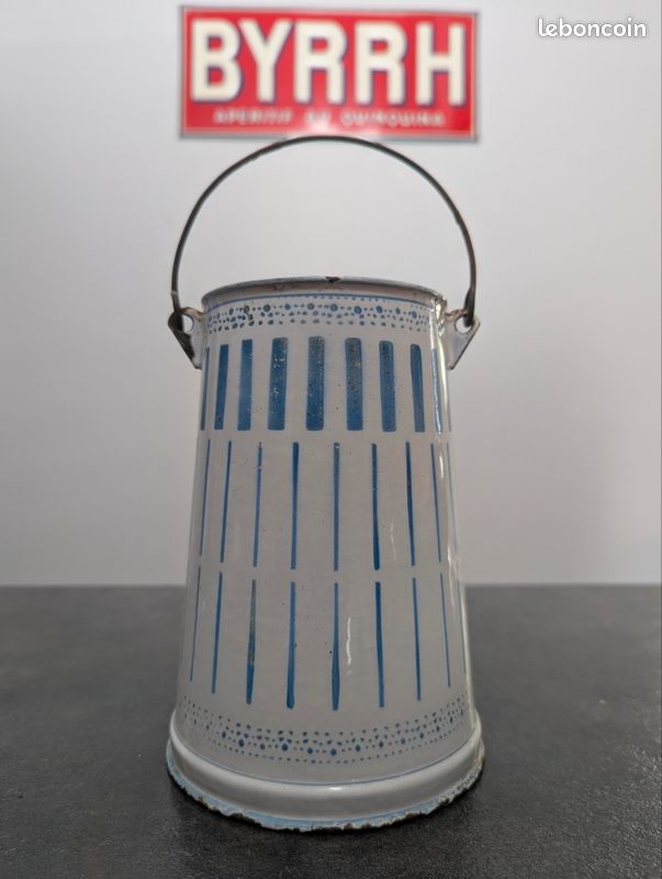 Pot à Lait Ancien En Tôle émaillée Bleu Deux Tons Avec Anse En Bois, Hauteur 24 Cm