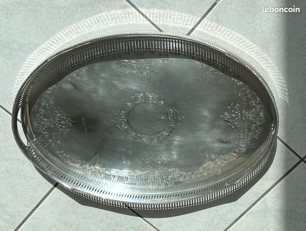 Plateau de service en métal argenté gravé à l'intérieur de Sheffield - En vente sur France