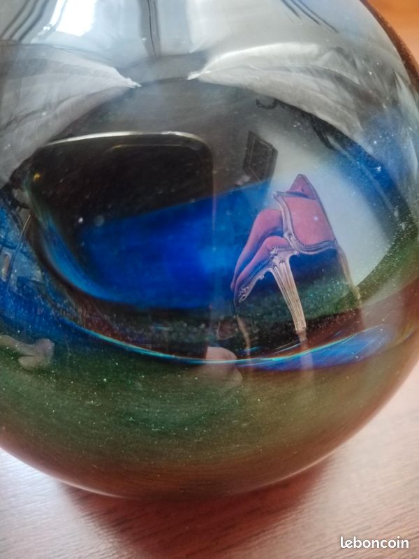 Grand sulfure / presse-papier boule en verre vintage, beaux tons verts, bleu et noir. Très bon état général, petite rayure quasi invisible. Dimensions env. Ø11 x H9 cm. Bel objet décoratif ou de colle (image 6)