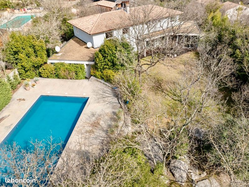 Maison 6 pièces 324 m² · à Saint-Martin-de-Londres · 324 m² · 890 000 €