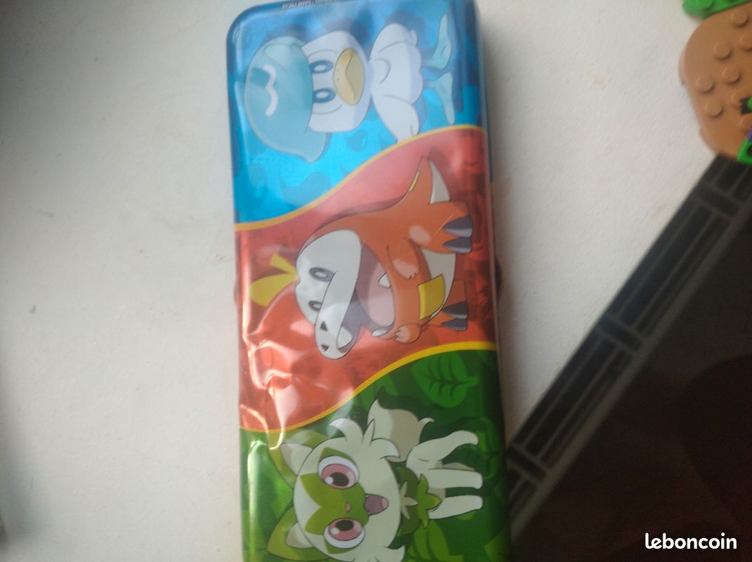 Carte pokémon rare dans un boîtier (image 1)