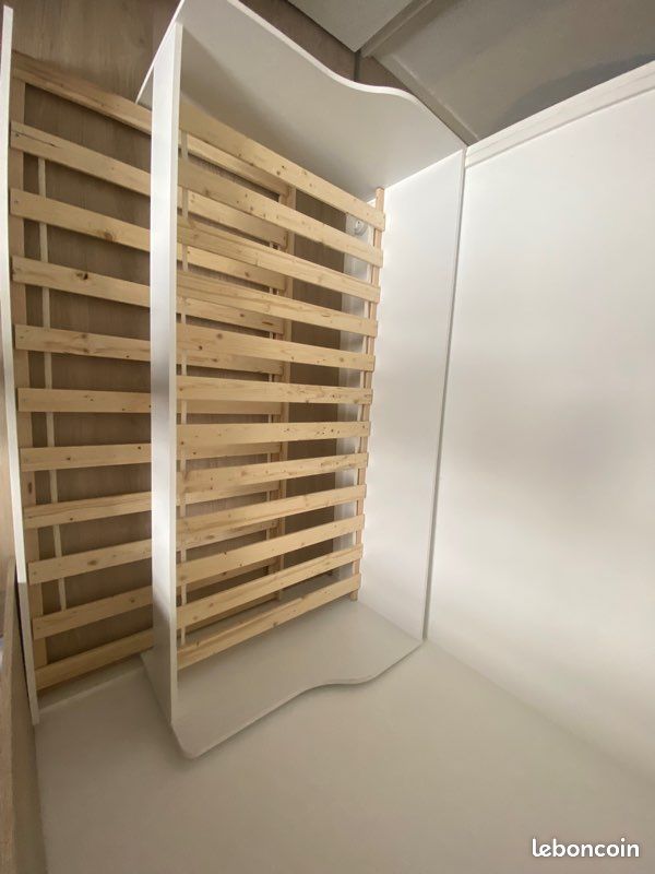 Lit (image 2)