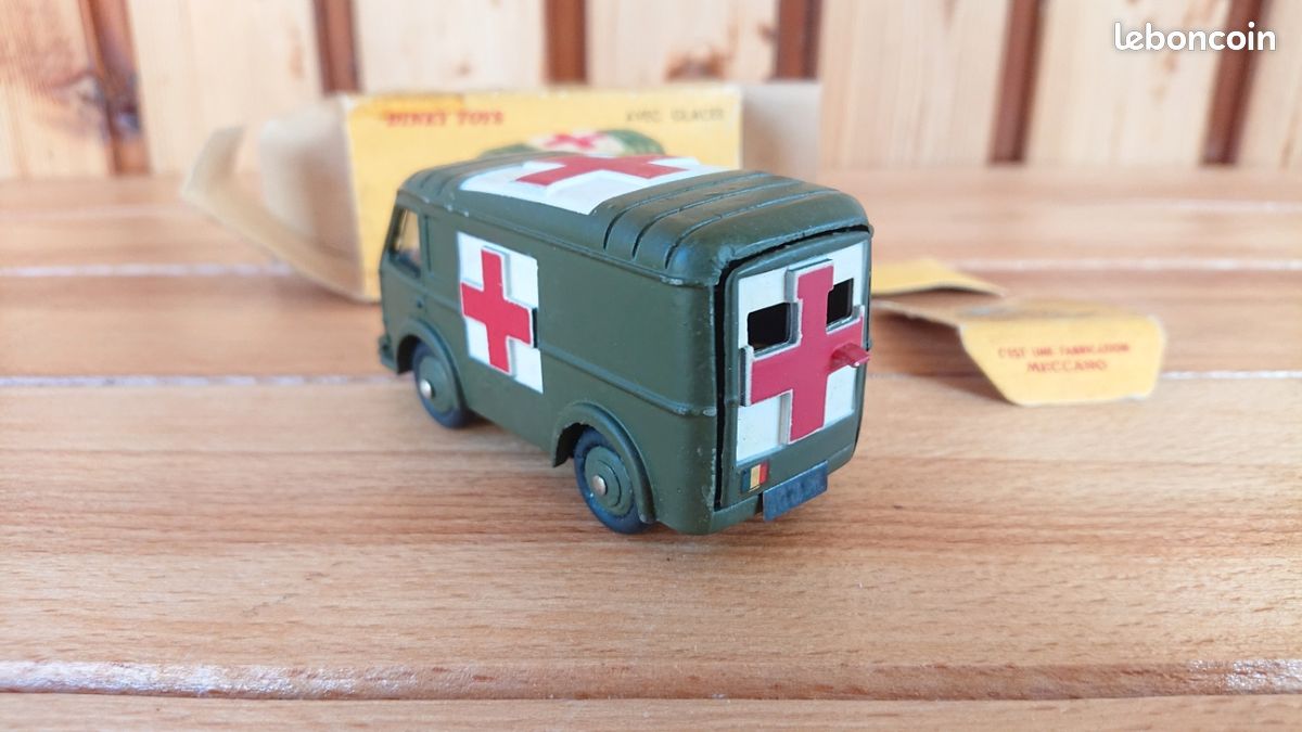 Dinky Toys France 820 - Ambulance Militaire Renault Carrier - 1/43 - Bon état