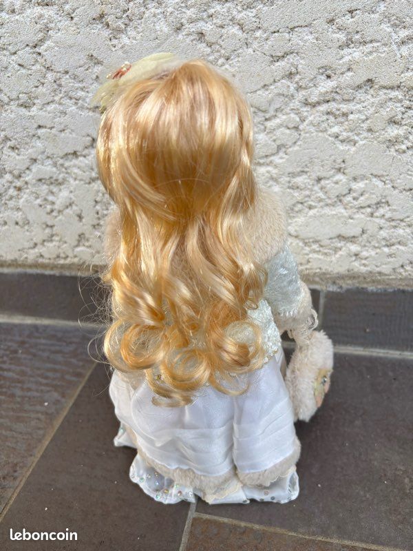 Poupée de porcelaine blonde « La Russe » (image 3)