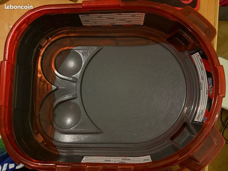 Arene Beyblade Toupis rouge et gris (image 1)