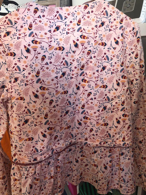 Chemise rose avec des feuille et dès fleur comme imprimer (image 3)