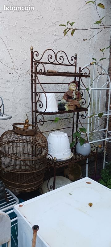 Divers bibelots et chaises tables lustres cages outillage coupe haies étais échelle matériaux tentes étagères lots salons en osier corbeille berceaux evt (image 10)