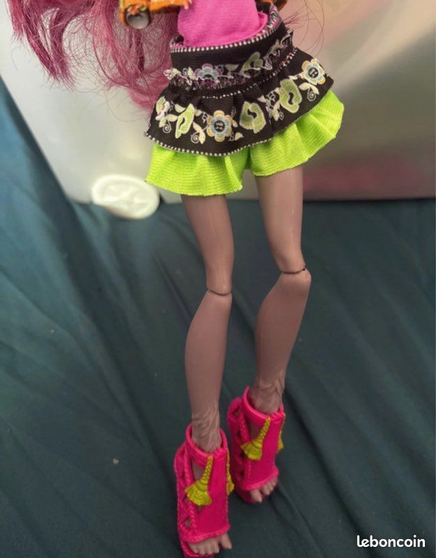 Poupée Monster High sans mains Jinafire Long – tenue incluse 🐉 (image 2)