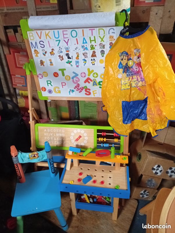 Tableau blanc et noir+petite chaise en bois+jouet atelier bois+blouse (image 1)