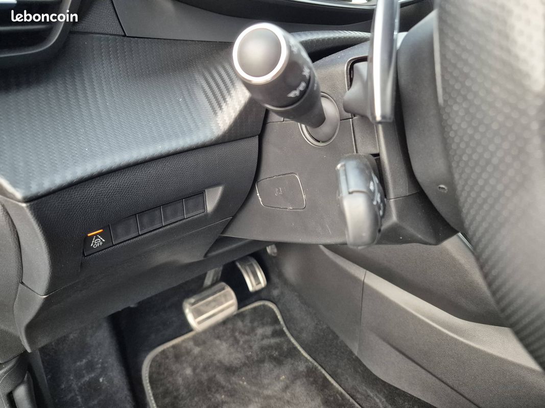 PEUGEOT 2008 PureTech 130 S&S EAT8 GT (image 24)