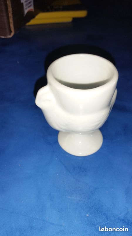 9 trés beaux coquetiers en porcelaine blanche forme poule (image 1)