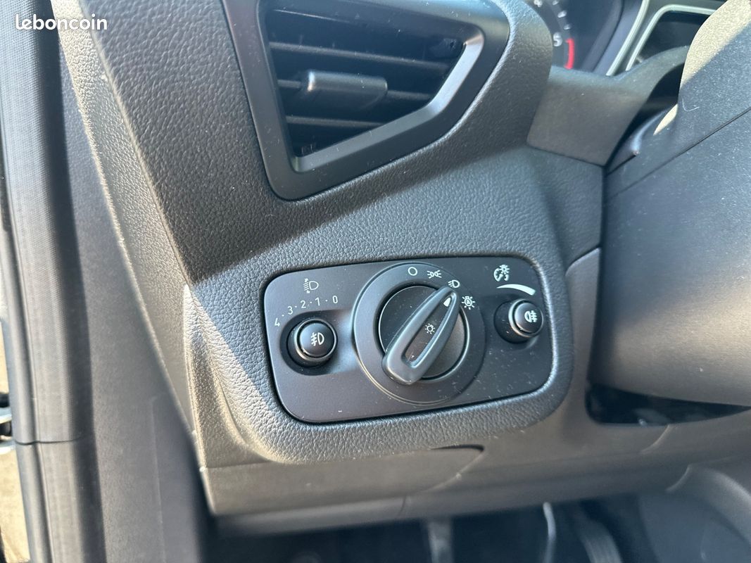 FORD C-Max Titanium 1.5 TDCi 120 cv {RADAR ARR - TOIT PANORAMIQUE} (image 25)