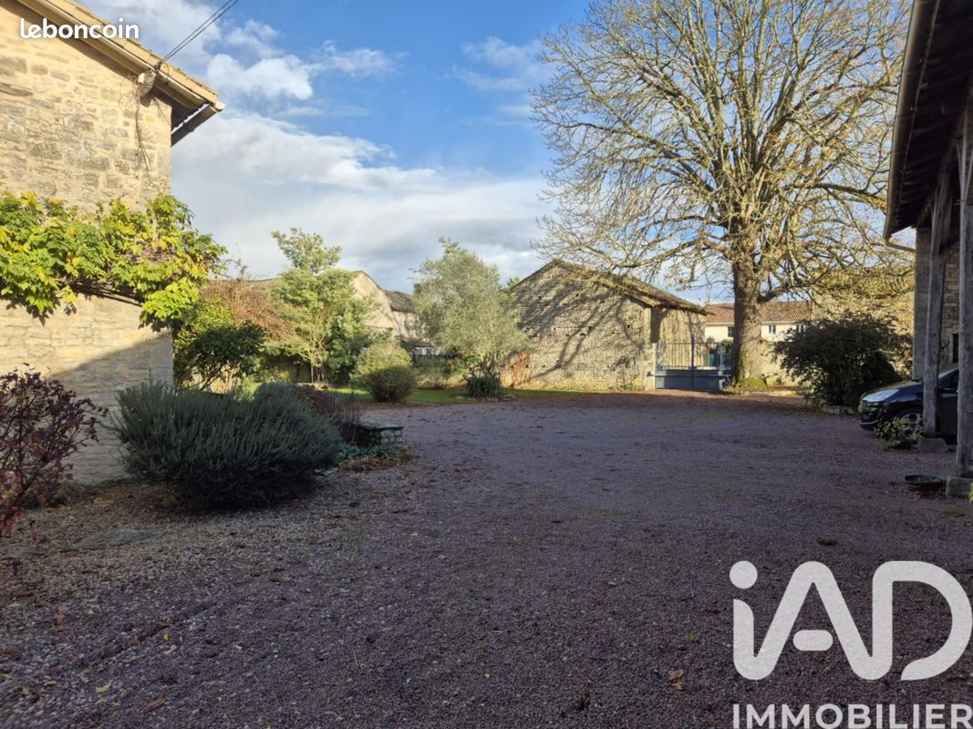 Maison 8 pièces 257 m² · à Vançais · 257 m² · 325 000 €
