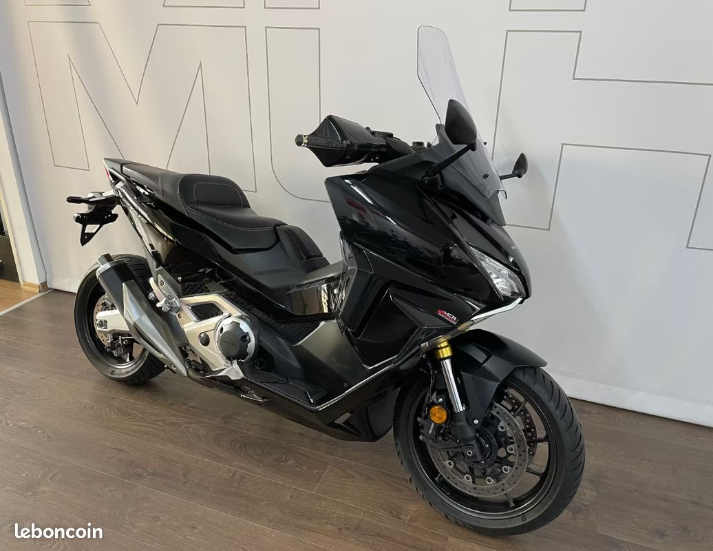 Magnifique Forza 750 Honda 43 kW (58 Ch DIN) Motos
