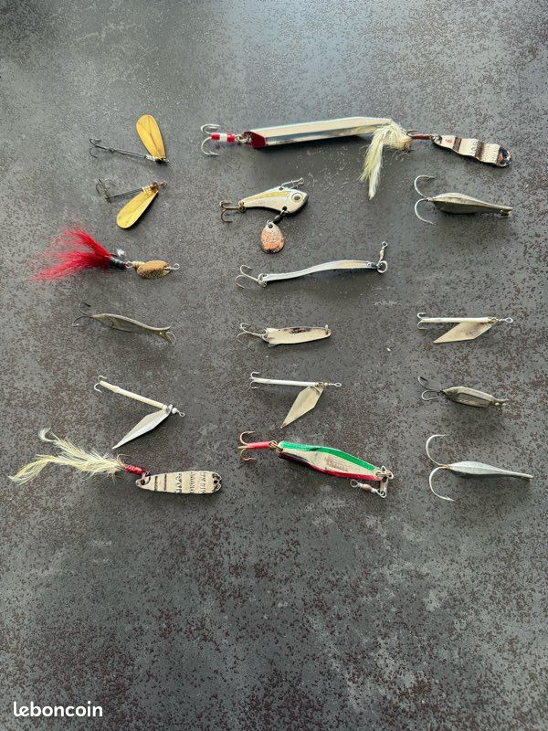 Lot Vintage De 17 Leurres De Pêche - Poppers Et Mouches - Pour Collectionneur Ou Pêcheur
