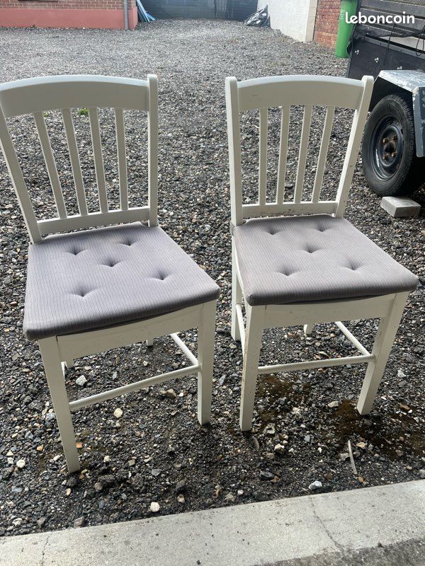 Chaises blanches (image 1)