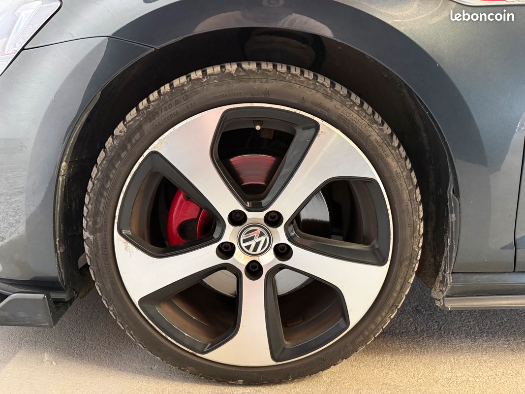 Volkswagen Golf VII GTI 2.0 TSI DSG 220 CV | SIÈGES CHAUFFANTS | JANTES 18" | ÉTRIERS DE FREINS ROUGE (image 12)