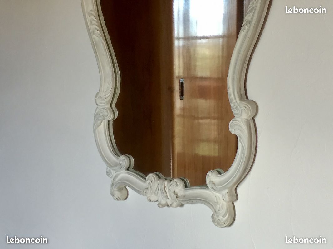 Ancien miroir orné en bois de style Shabby Chic, fronton coquille, finition blanc patiné, modèle du début de XXème siècle (image 9)