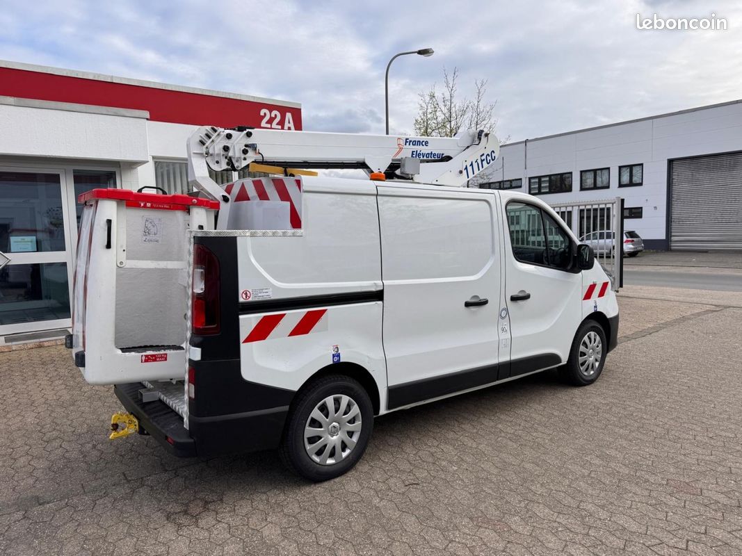 Affaire trafic nacelle dci 115 hauteur 10,5m 59900 kms 18900 1 er main (image 2)