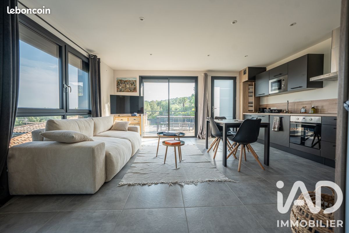 Maison 7 pièces 301 m² · à Saint-Étienne-de-Fontbellon · 301 m² · 700 000 €