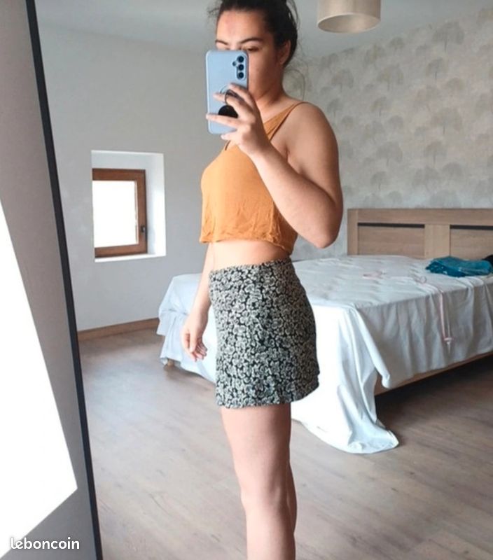 Jupe-short fleurie noire et beige (image 2)