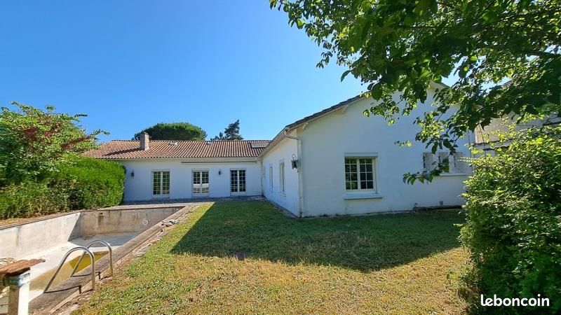 Maison 7 pièces 224 m² · à Saint-Seurin-sur-l'Isle · 224 m² · 234 000 €