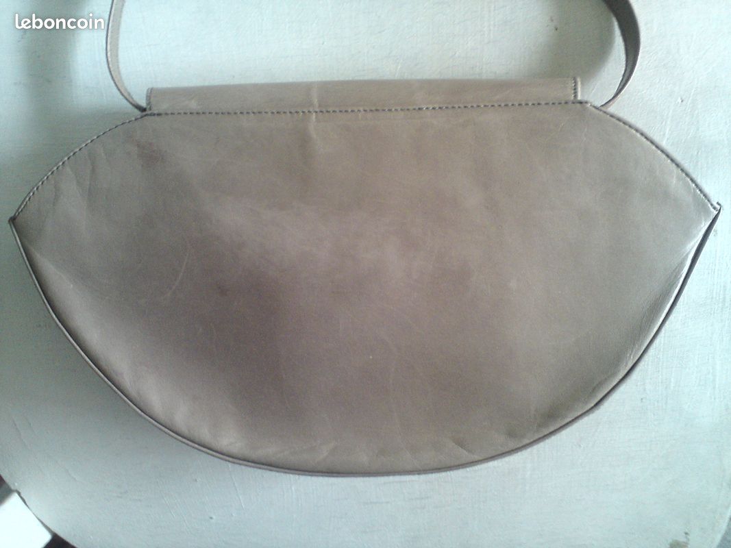 Sac Vintage marque Charles Jourdan Forme demi-lune à bandoulière amovible Cuir d'agneau Vintage Charles Jourdan (image 7)