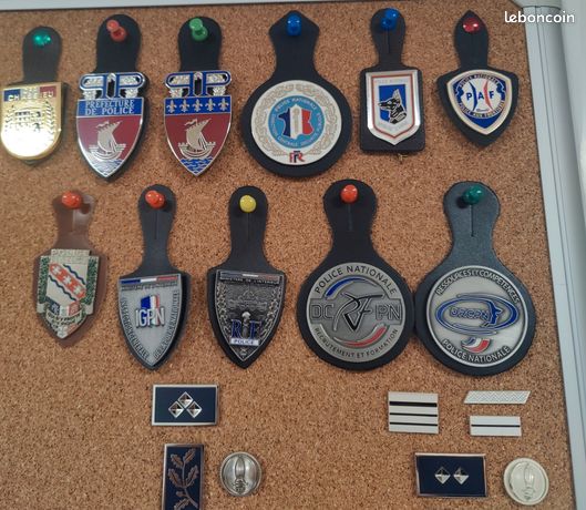 LOT 13 - Divers Insignes et Médailles ..... EUR 32,00 - FR